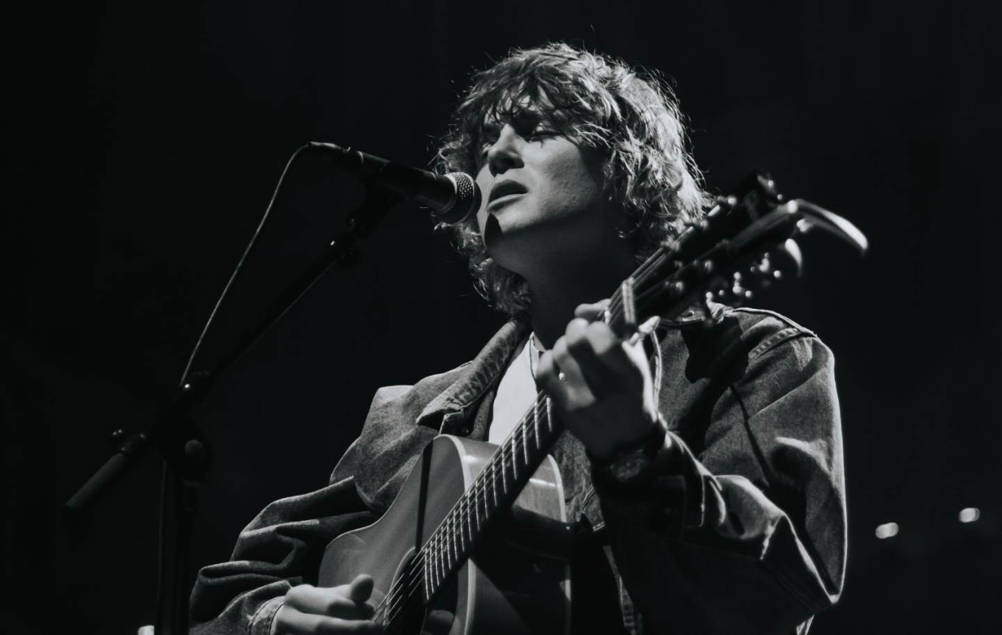 Black and white photo of the singer Skinny Lister