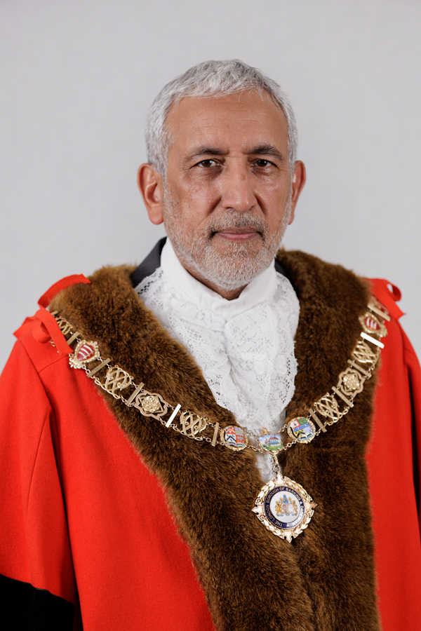 Mayoral photo of Cllr Manzoor Hussain