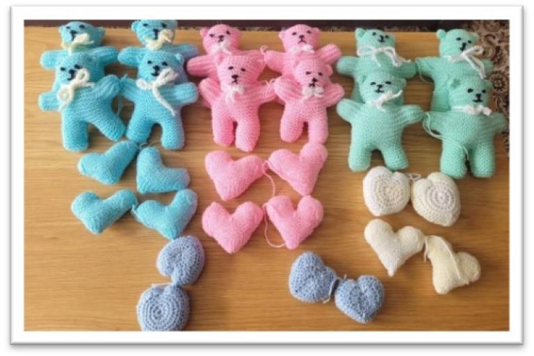 Knitted teddy bears and love hearts