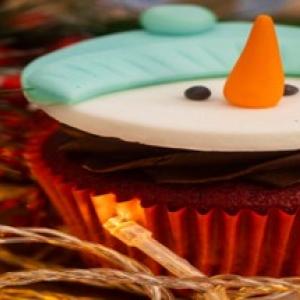 Image of a cupcake with a snowman face